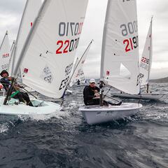 La niebla y el poco viento condicionaron la Copa España ILCA 6 en el Abra
