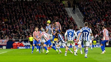 Paradón de Remiro ante el tiro raso de Hancko. El centro posterior de Ruggeri lo cabecea a la perfección el argentino, que se impuso ante todos.