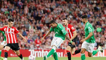 BILBAO, 27/08/2023.- El delantro del Betis Willian José con el balón ante los jugadores del Athletic durante el partido de LaLiga que disputan Athletic Club y el Real Betis en el estadio de San Mamés, en Bilbao. EFE/Luis Tejido
