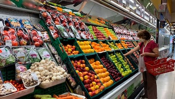 Una mujer busca productos en un supermercado hoy en Buenos Aires (Argentina). EFE/Demian Alday Estevez
