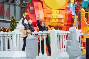 Los Goo Goo Dolls se apoderaron del carro alegórico de LEGO para interpretar el éxito 'This is Christmas'