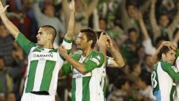 <b>TOREROS.</b> Los jugadores del Betis celebran la espectacular remontada.