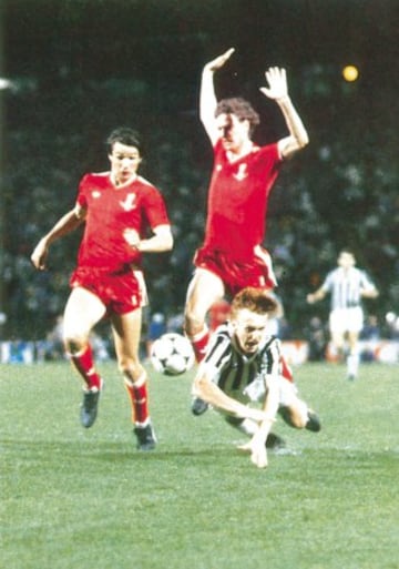 29/05/1985 FINAL: JUVENTUS - LIVERPOOL
El colegiado suizo André Daina señaló como penalti una falta cometida por Gillespie sobre Boniek un metro fuera del área.