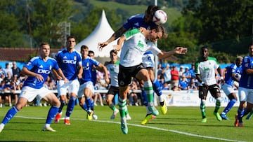 Javi Castro, del Racing, contra el Oviedo en pretemporada.