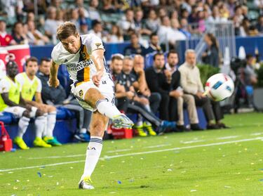 El mito del Liverpool estaba, al cumplir los 36 años, inmerso en la aventura norteamericana que le impidió entrar en la leyenda de ser un ‘one club man’. Recién cumplidos los 35 años, el excapitán ‘red’ fichó por Los Angeles Galaxy, donde estuvo un año y medio antes de colgar definitivamente las botas. Su último partido con la selección de Inglaterra fue el mismo que el de Lampard: contra Costa Rica en la fase de grupos del Mundial de Brasil. Ahora ejerce como entrenador del Rangers FC.