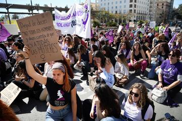 Cientos de estudiantes se manifiestan por las calles de la capital, convocada por el Sindicato de Estudiantes que llaman a la huelga estudiantil feminista por el 8M, Día Internacional de la Mujer en Málaga, España. 