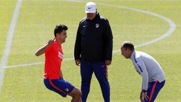 Rodrigo, otra opción como pareja de Godín ante el Sevilla