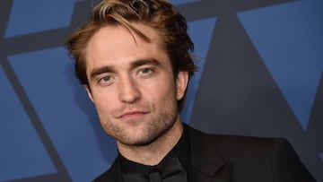 (ARCHIVOS) En esta foto de archivo tomada el 27 de octubre de 2019, el actor brit&aacute;nico Robert Pattinson llega para asistir a la 11a gala anual de los Gobernadores organizada por la Academia de Artes y Ciencias Cinematogr&aacute;ficas en el Dolby Theatre de Hollywood. 