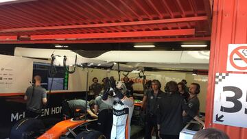 Fernando Alonso saluda a los aficionados que le aclamaban en Barcelona. 