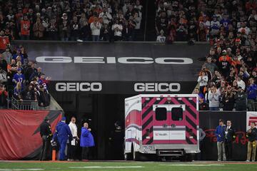 Seguidores observan cómo la ambulancia se va con Damar Hamlin de los Buffalo Bills después de que colapsó en una entrada contra los Cincinnati Bengals.