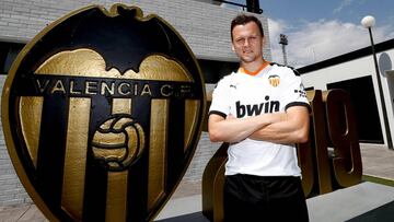 Cheryshev posa para AS con la camiseta del Valencia. 