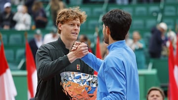 ROQUEBRUNE CAP MARTIN (France), 12/04/2026.- Carlos Alcaraz of Spain (R) congratulates Jannik Sinner of Italy (L) after Sinner won their men's singles final match at the ATP Monte Carlo Masters tennis tournament in Roquebrune Cap Martin, France, 12 April 2026. (Tenis, Francia, Italia, España) EFE/EPA/SEBASTIEN NOGIER