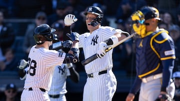 NEW YORK (United States), 27/03/2025.- The Yankees' Austin Wells (L) celerbates hitting a solo home run with teammate Aaron Judge (C) during the first inning of the game between the Milwaukee Brewers and the New York Yankees at Yankees Stadium in the Bronx borough of New York, New York, USA, 27 March 2025. It is the first day of the Major League Baseball 2025 season. (Nueva York) EFE/EPA/JUSTIN LANE