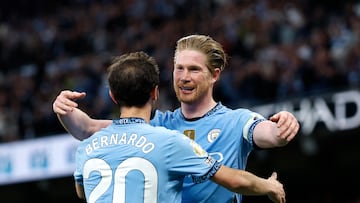 Kevin De Bruyne celebra un gol con Bernardo Silva.