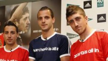 <b>PREPARADOS. </b>Marchena y Cazorla, del Villarreal; y Soldado y Pablo, del Valencia; posan ayer.