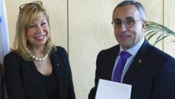 <b>TRÁMITE CUMPLIDO. </b>Alejandro Blanco y Theresa Zabell entregaron el cuestionario a Jacqueline Barrett.