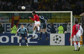 Al a?o siguiente, la misma historia, aunque ante un rival sobre el papel peor como el M車naco que dirig赤a Deschamps, un ilustre de la historia de la Juventus. El equipo monegasco se adelant車 en el Bernab谷u, pero luego le pas車 por encima una apisonadora: anotaron Helguera, Zidane, Figo y Ronaldo. Con 4-1, un ex del Madrid hizo algo decisivo: Morientes, cedido esa temporada ante la competencia que supon赤an Ronaldo y Ra迆l en ataque, anot車 de cabeza el 4-2, un gol que a la postre resultar赤a decisivo. Porque en M車naco, los blancos se adelantaron, pero luego sucumbieron al potencial de aquel equipo que ser赤a finalista y s車lo perder赤a ante el Oporto de Mourinho. Dos goles de Giuly y otro de Morientes condenaron al equipo dirigido entonces por Queiroz, que ser赤a cesado al final de la temporada.