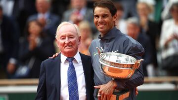 Rafa Nadal junto a Rod Laver durante la entrega de trofeo de campeón de Roland Garros 2019.