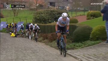 Momento de la caída de Van Aert en el Paterberg tras el ataque de Van der Poel con Lazkano al frente