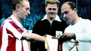 Matthews, con la camiseta del Stoke en un encuentro ante el Real Madrid de Alfredo Di Stéfano.