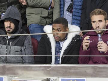 Luis Suárez, Malcom y Sergi Samper en la grada.