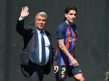 Héctor Bellerín llegando junto al presidente del FC Barcelona, Joan Laporta, durante el acto de presentación del lateral derecho español.