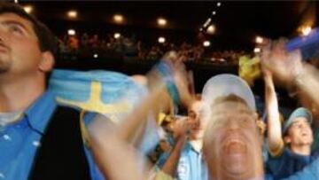 <b>PASIÓN EN OVIEDO.</b> Los paisanos de Fernando Alonso han seguido la carrera en una pantalla gigante.