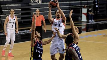 ANDORRA LA VELLA (ANDORRA) 17/01/2021.- El escolta estadounidense del RETAbet Bilbao Basket John Jenkins (c) se eleva por encima de los jugadores del Morabanc Andorra durante el partido correspondiente a la vigésima jornada de la Liga Endesa disputado este domingo en el pabellón Poliesportiu d'Andorra en Andorra La Vella. EFE/Fernando Galindo