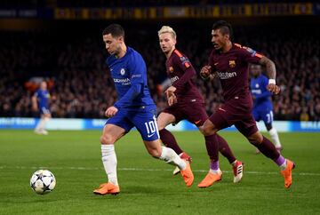 Eden Hazard con Ivan Rakitic y Paulinho.