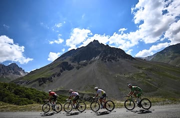 Warren Barguil, Simon Geschke, Pierre Latour y Wout Van Aert.