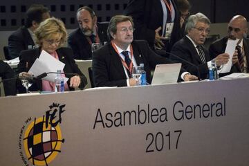 Juan Luis Larrea (c), new president of the Real Federación Española de Fútbol (RFEF); Esther Gascón (L), general secretary of the RFEF, and Enrique Cerezo, Atlético Madrid president (R).