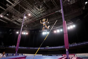 El circuito mundial indoor de atletismo pone el broche final a la temporada con la disputa del Campeonato del Reino Unido Microplus 2024 en el Utilita Arena de Birmingham (Inglaterra). En la imagen, la británica Molly Caudery celebra en el aire su marca durante la final de salto con pértiga femenino el primer día de Competición. 