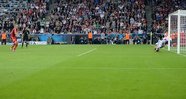 Durante la prórroga, Cech tenía que detener una pena máxima para sostener el empate frente al Bayern de Múnich en el Allianz Arena. A pesar de tener todo en contra, el checo paró en dos tiempos el disparo raso de Robben. Asimismo, Peter fue clave en la tanda de penaltis, ya que con sus intervenciones y con el tanto final de Drogba, permitieron al Chelsea ganar su primera Champions.