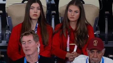 PARÍS, 27/07/2024.- La princesa Leonor (d-atrás) y la infanta Sofía (i-atrás) asisten al partido de dobles entre los tenistas españoles Rafael Nadal y Carlos Alcaraz y los argentinos Máximo González y Andrés Molteni, correspondiente a la primera ronda de dobles masculino de tenis de los Juegos Olímpicos de París 2024 este sábado en la pista Phillipe Chatrier de París. EFE/ Juanjo Martín