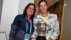 Conchita y Garbi&ntilde;e, con el trofeo de Roland Garros 2016.