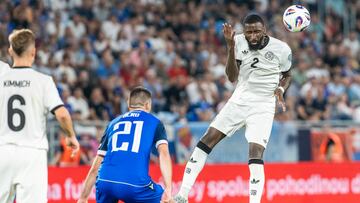 Rudiger remata un balón con Alemania.