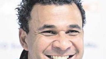 <b>FELIZ... Y EN PARO. </b>Ruud Gullit, tras entrenar al Feyenoord, está a la espera de ofertas.
