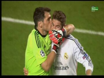 Iker Casillas y Sergio Ramos tras el gol del empate de este en la final de Champions de Lisboa de 2014.