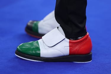 Los jugadores usan una suela especial (slider) en un pie para deslizarse y otra de goma en el otro para agarrarse al hielo.