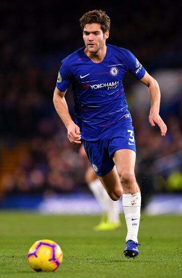 Marcos Alonso siempre ha sido de los fijos en las quinielas de posibles fichajes del club blanco. El lateral izquierdo sonó con más fuerza cuando Julen Lopetegui entrenaba al Madrid ya que con el técnico era uno de los fijos cuando dirigía a la selección sub 21. A pesar de ello pudiera ser una de las opciones del Real Madrid en el caso de que Marcelo saliera del club. 