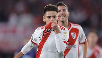 AMDEP9938. BUENOS AIRES (ARGENTINA), 11/04/2024.- Claudio Echeverri de River celebra un gol este jueves, en un partido de la fase de grupos de la Copa Libertadores entre River Plate y Club Nacional en el estadio Más Monumental en Buenos Aires (Argentina). EFE/ Juan Ignacio Roncoroni