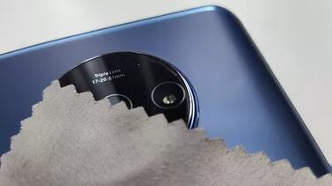 El pequeño orificio en la parte inferior del teléfono que todos tenemos y deberíamos de cuidar más: esta es su auténtica función