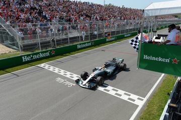 Lewis Hamilton entrando en meta. 