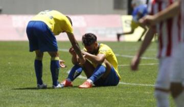 Los jugadores del Cádiz totalmente abatidos.  