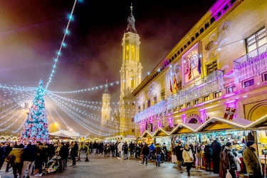 El Mercado de Comercio y Artesanía navideño de Zaragoza se ubica en la conocida Plaza del Pilar. El visitante puede disfrutar de una gran variedad de puestos con los artículos típicos de estas fechas, decoración, artesanía, gastronomía... Abierto desde el 29 de noviembre hasta el 6 de enero 2026. Horarios: de lunes a viernes: de 11:00 a 22:00 | Sábados y festivos: de 11:00 a 24:00. 