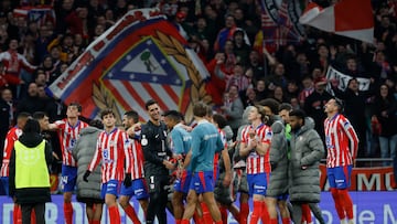 Los jugadores del Atlético celebran con la afición su triunfo copero ante el Getafe.