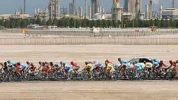 <b>PETRODÓLARES. </b>El pelotón, delante de una planta petrolífera. Doha está dispuesta a poner mucho dinero para lograr los Juegos 2016.