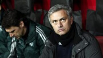 El entrenador portugués del Real Madrid, Jose Mourinho toma asiento en el banquillo durante el partido de vuelta ante el Galatasaray.