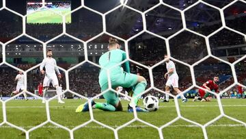 Sochi (Russian Federation), 15/06/2018.- Spain goalkeeper David de Gea fumbles the ball and Portugal go 2-1 up during the FIFA World Cup 2018 group B preliminary round soccer match between Portugal and Spain in Sochi, Russia, 15 June 2018.
(RESTRICTIONS APPLY: Editorial Use Only, not used in association with any commercial entity - Images must not be used in any form of alert service or push service of any kind including via mobile alert services, downloads to mobile devices or MMS messaging - Images must appear as still images and must not emulate match action video footage - No alteration is made to, and no text or image is superimposed over, any published image which: (a) intentionally obscures or removes a sponsor identification image; or (b) adds or overlays the commercial identification of any third party which is not officially associated with the FIFA World Cup) (España, Mundial de Fútbol, Rusia) EFE/EPA/FRIEDEMANN VOGEL EDITORIAL USE ONLY