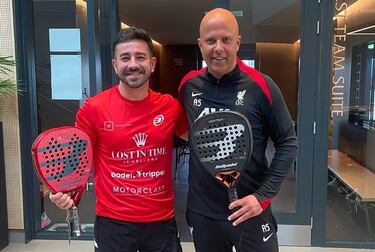 El profesor español de Mánchester que enseña a jugar a pádel a Arne Slot